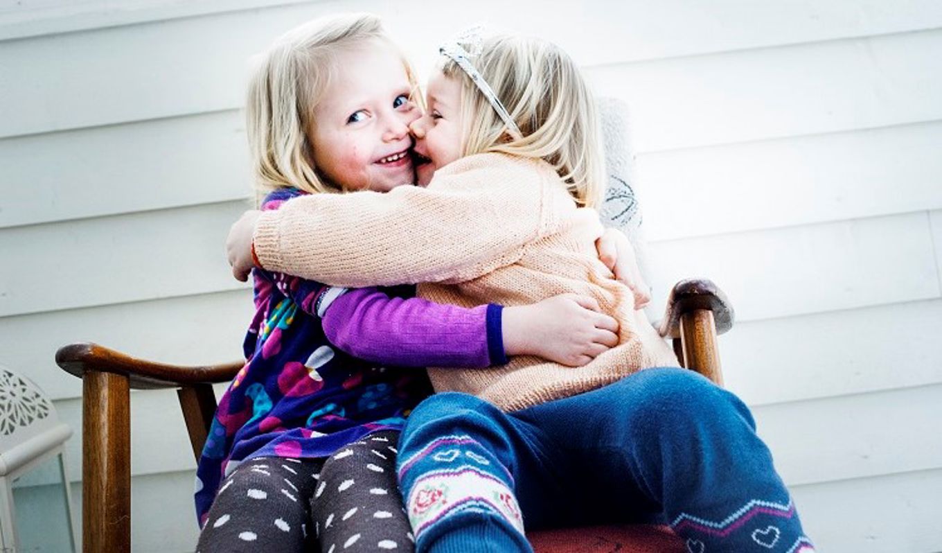 Foto: Ingeborg Øien Thorsland / NTB scanpix Credit: Oslo kommune To gode venninner gir hverandre en klem.