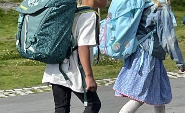 To elever på første skoledag