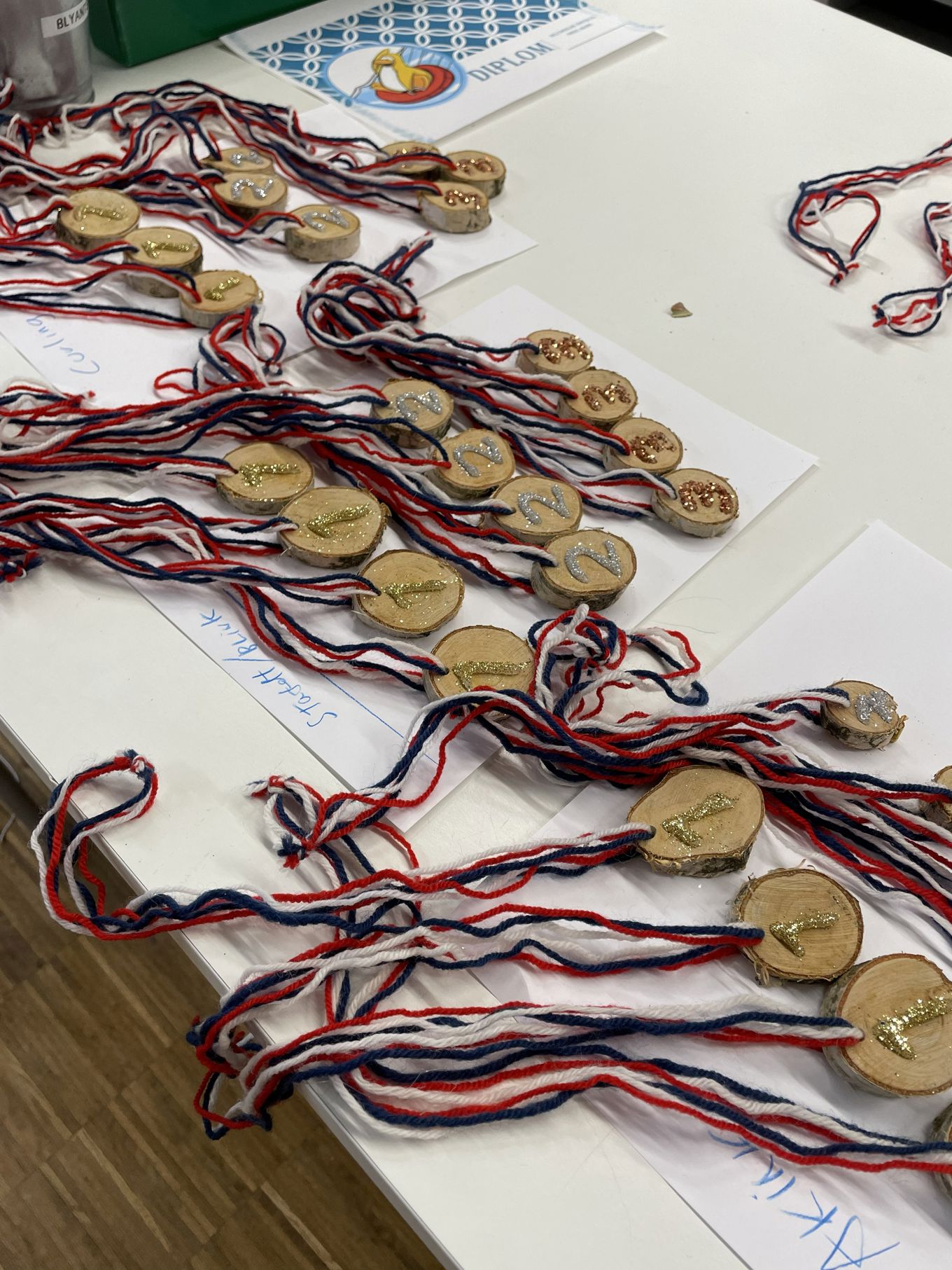 en bunke med mynter og en bunke med mynter på et bord en bunke med mynter og en bunke med mynter på et bord