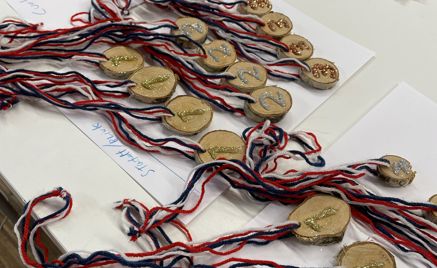 en bunke med mynter og en bunke med mynter på et bord en bunke med mynter og en bunke med mynter på et bord