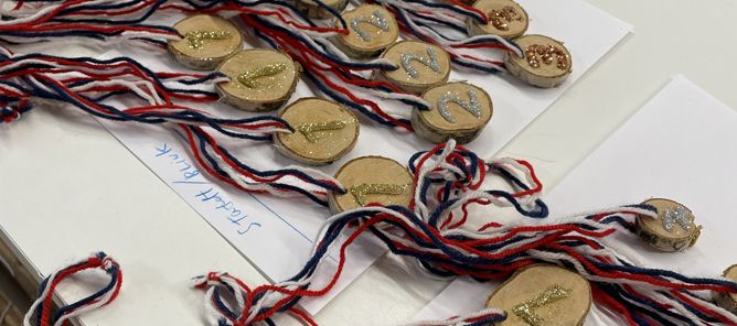 en bunke med mynter og en bunke med mynter på et bord en bunke med mynter og en bunke med mynter på et bord