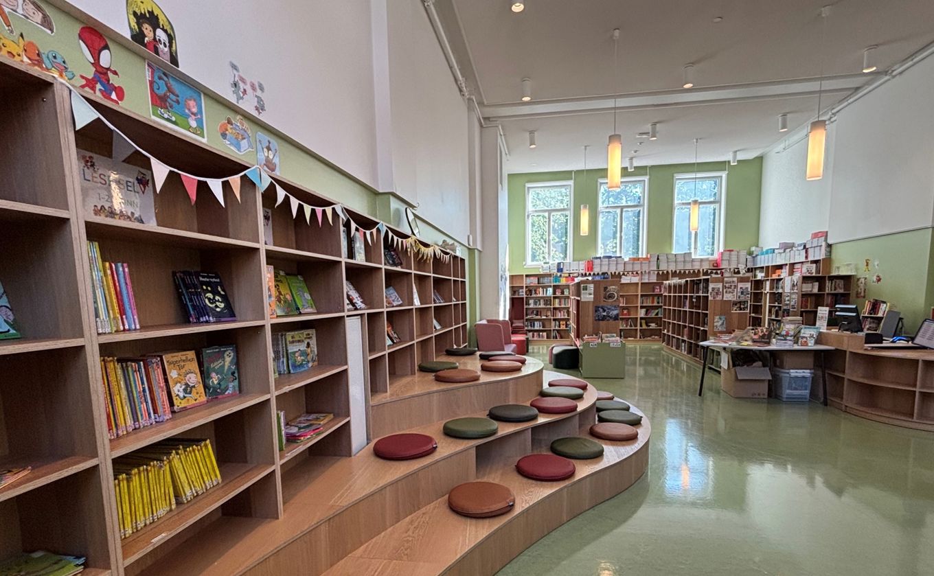 et bibliotek med bøker i hyllene