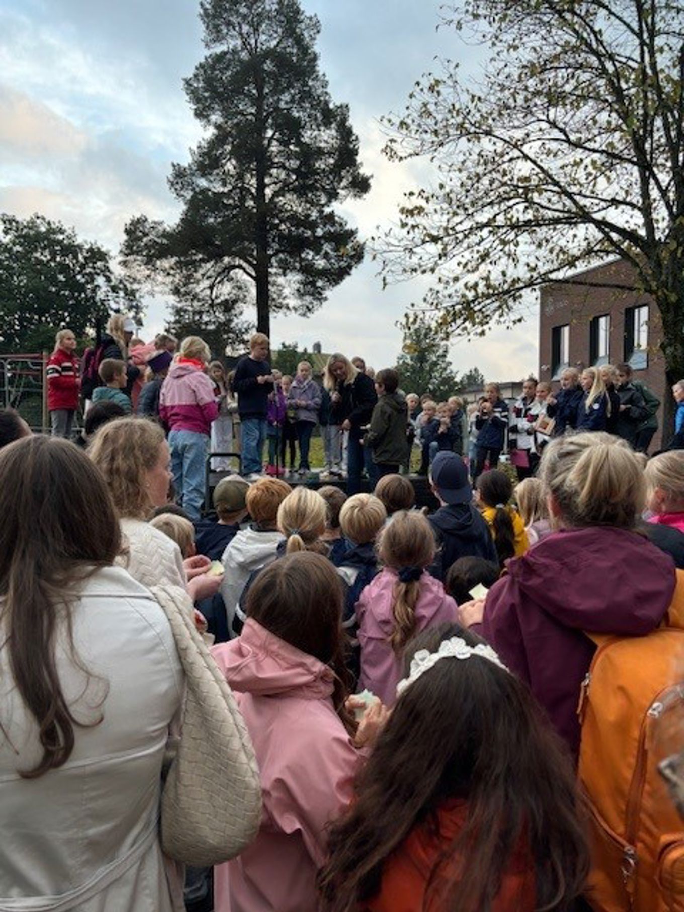 En gruppe mennesker samlet seg utenfor