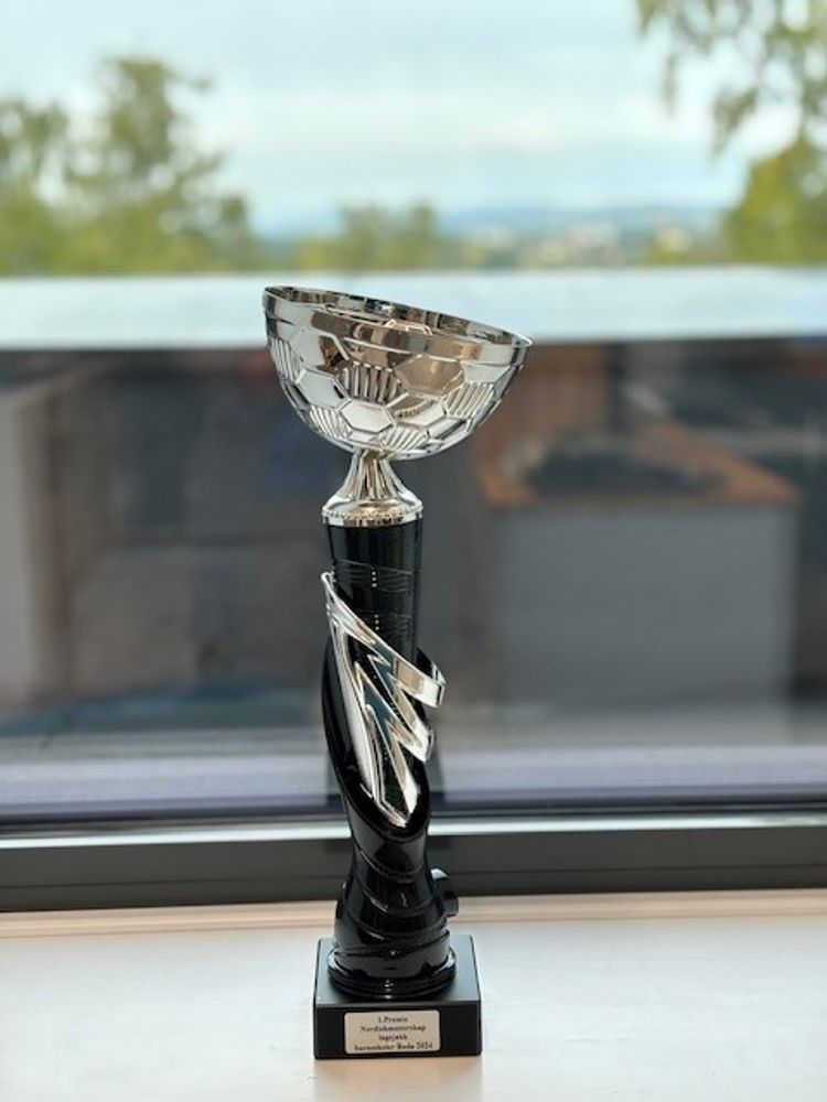 Foto: Slemdal skole Et trofé på et bord