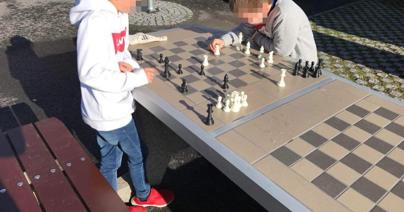 Foto: Kristin Omholt Sjakkbenker i skolegården