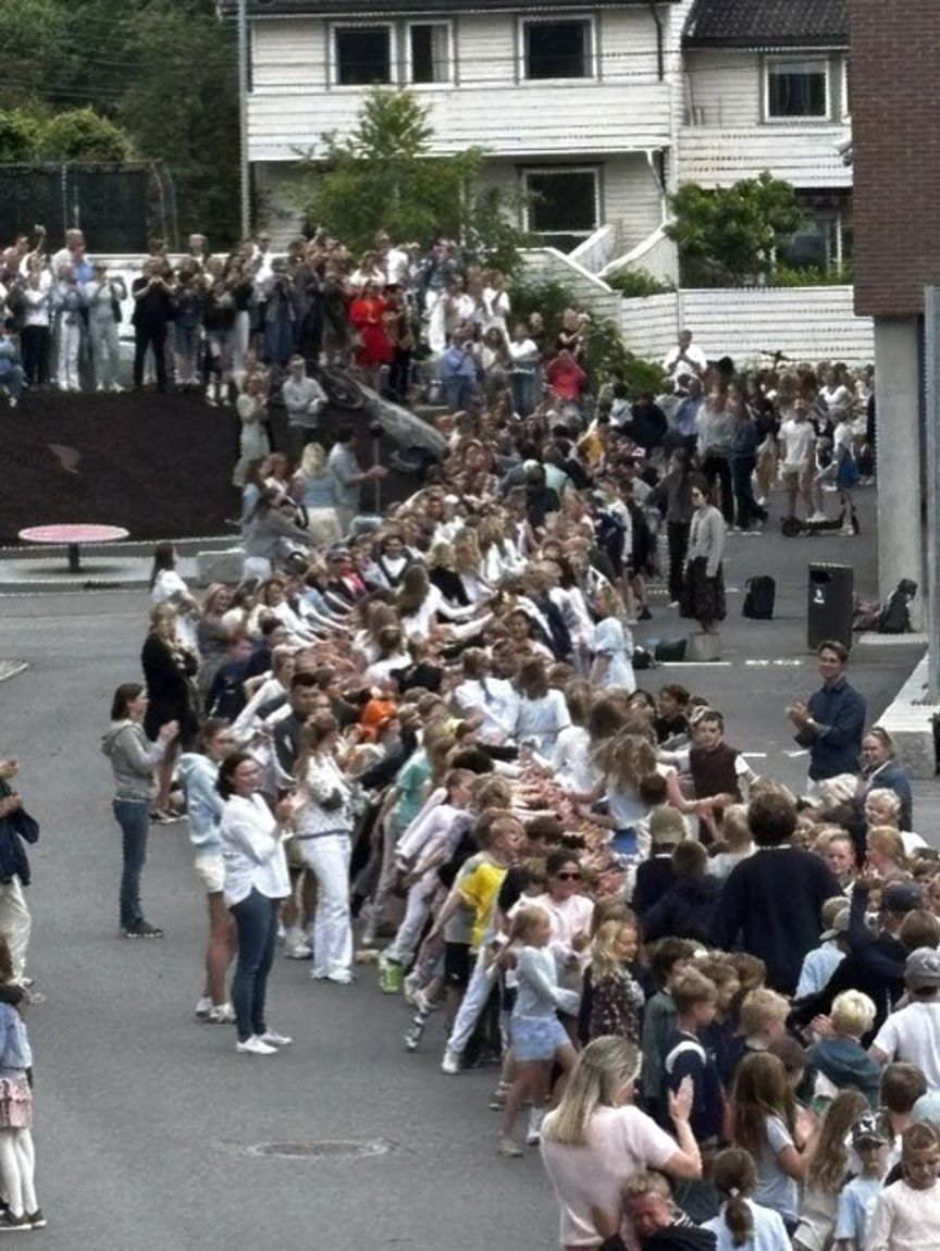 En stor gruppe mennesker samlet seg utenfor En stor gruppe mennesker samlet seg utenfor
