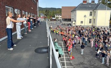 En gruppe mennesker som danser Blime på balustraden