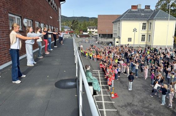 En gruppe mennesker som danser Blime på balustraden
