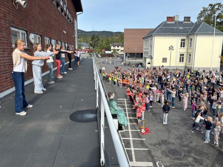 En gruppe mennesker som danser Blime på balustraden