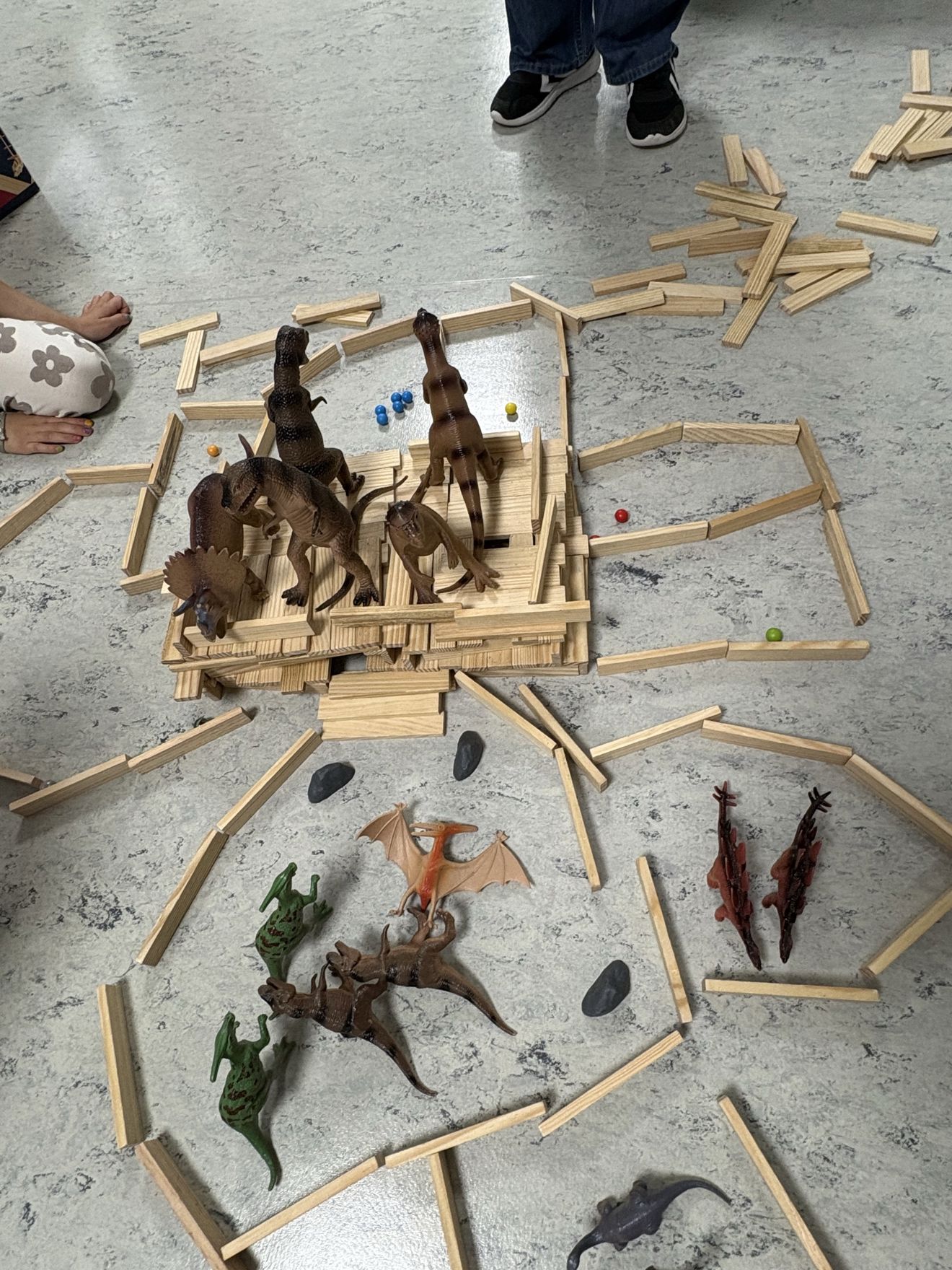 en gruppe trestykker på et tregulv