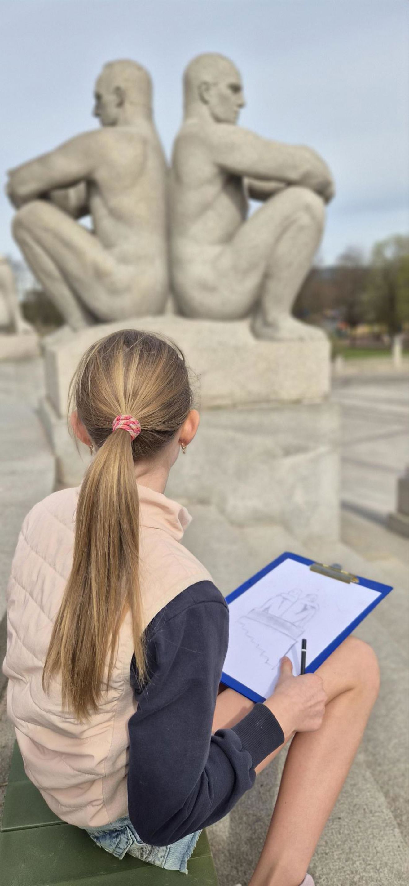 En person som skriver på et nettbrett