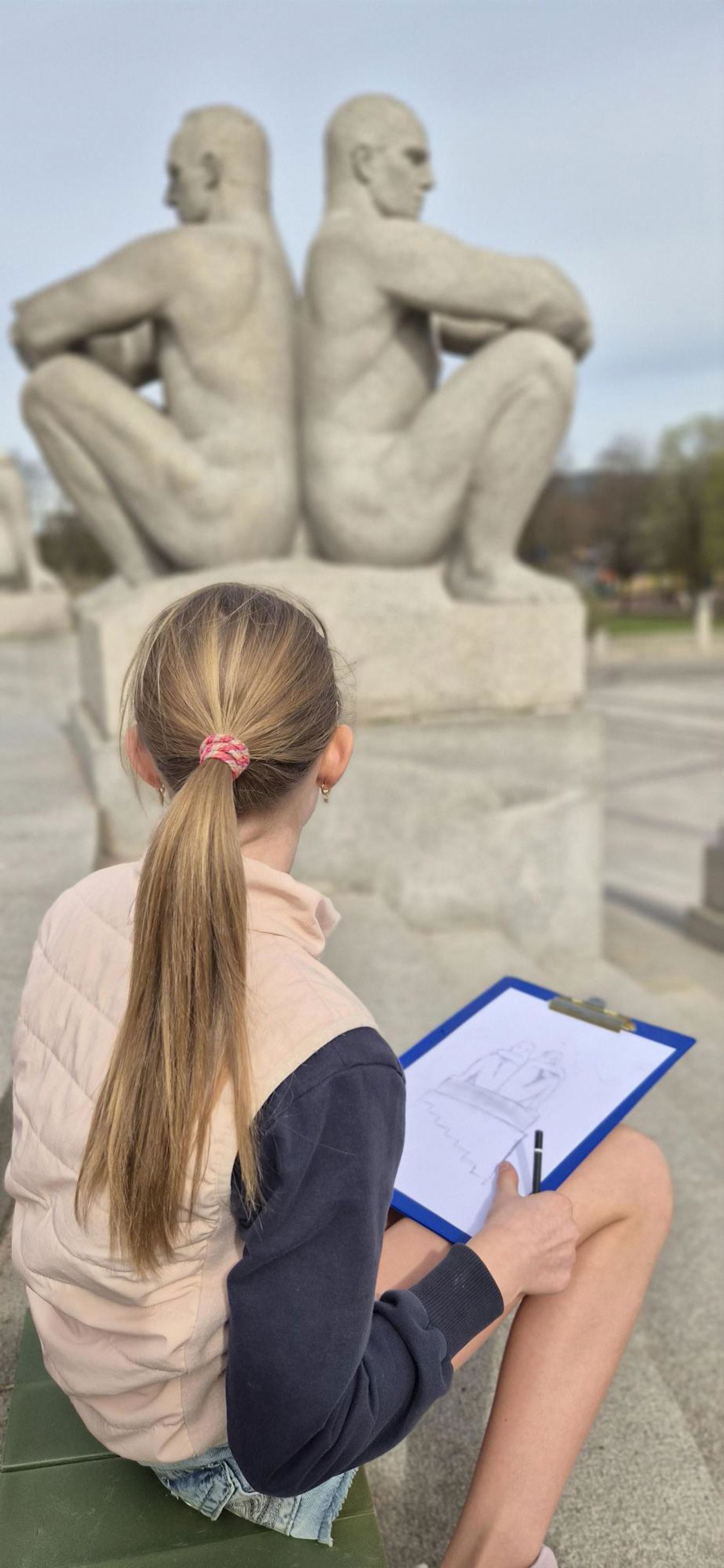 En person som skriver på et nettbrett