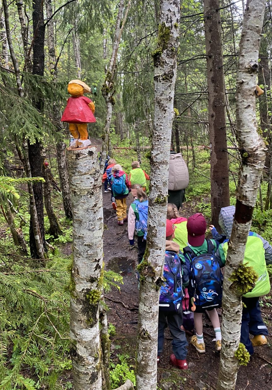 En gruppe mennesker som går tur i skogen En gruppe mennesker som går tur i skogen