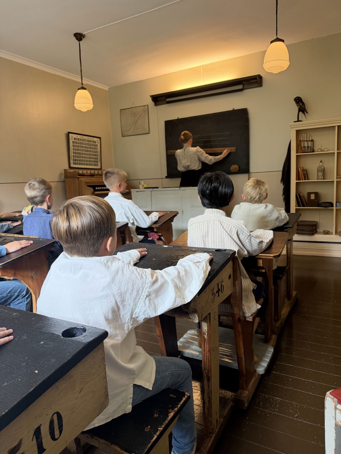 en gruppe mennesker i et klasserom en gruppe mennesker i et klasserom