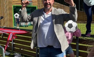 rektor og elever står foran ballbingen