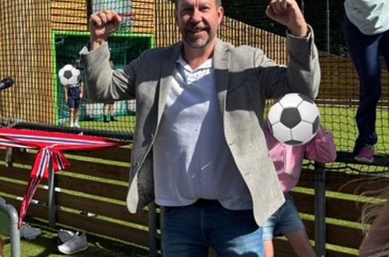 rektor og elever står foran ballbingen