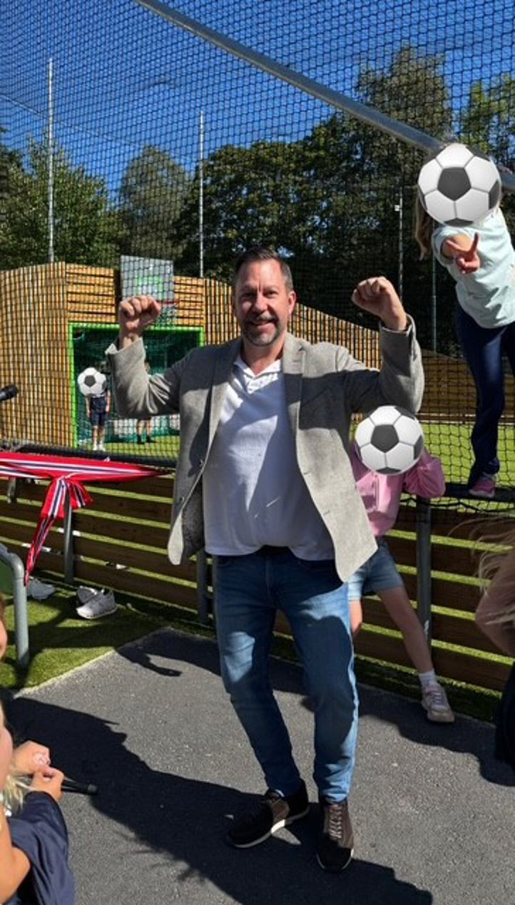 rektor og elever står foran ballbingen