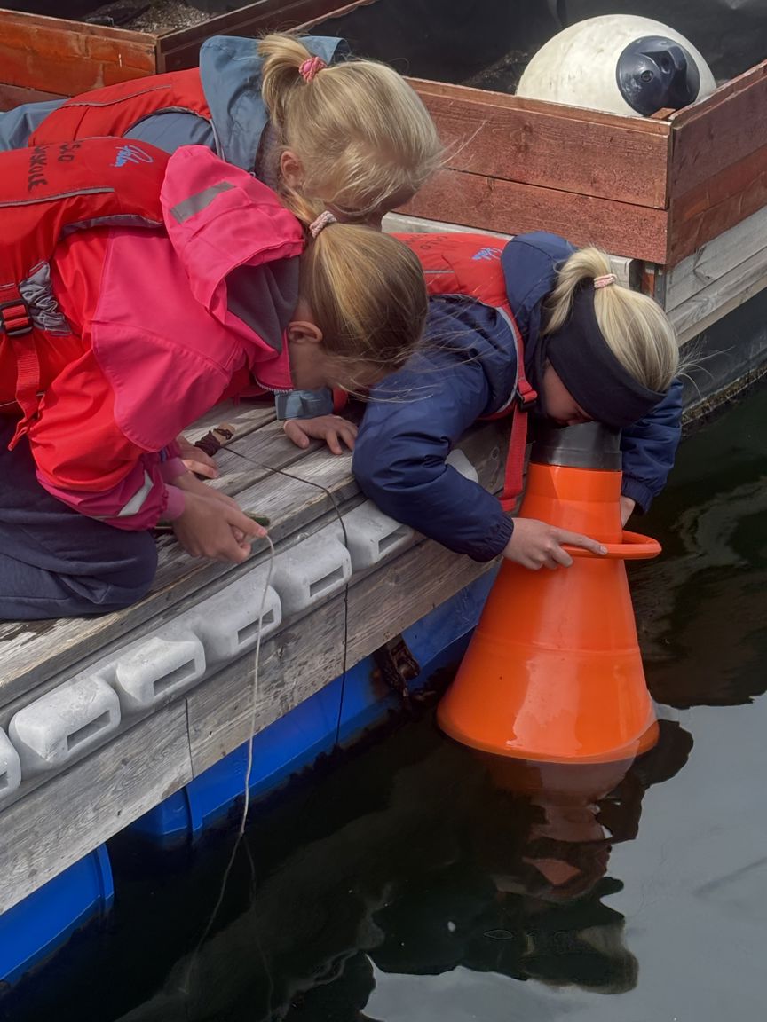 en gruppe mennesker som jobber på en båt