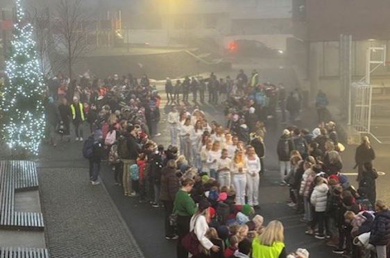 en gruppe mennesker som står utenfor