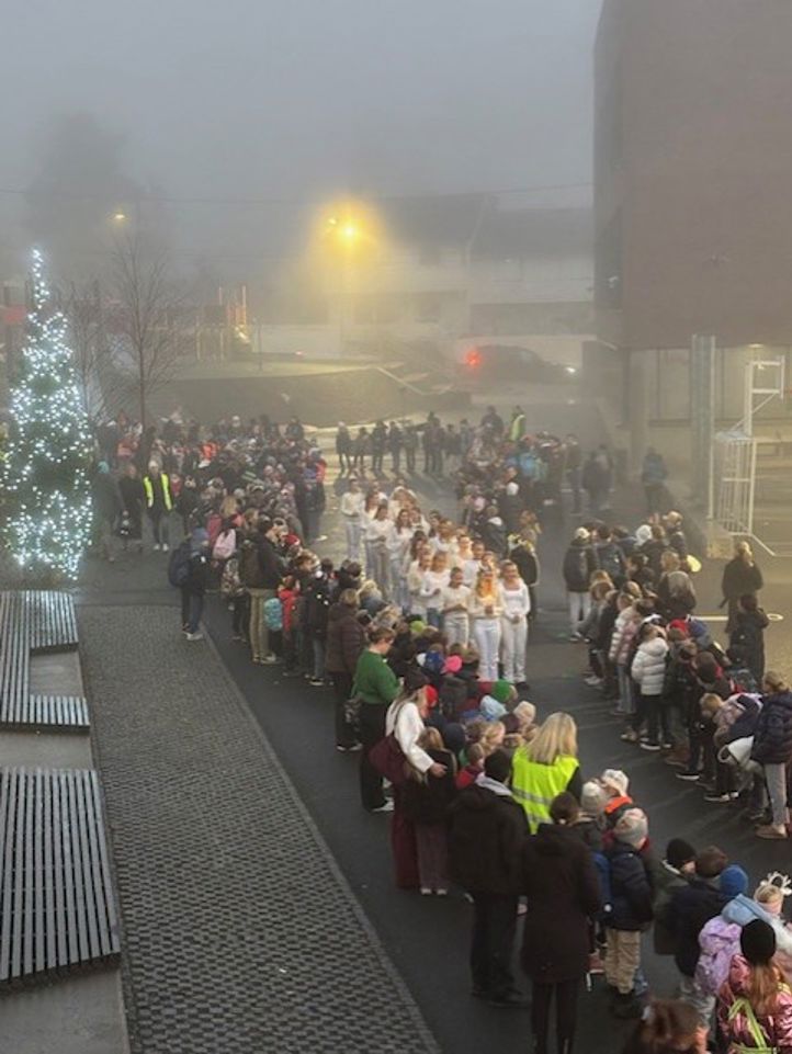 en gruppe mennesker som står utenfor
