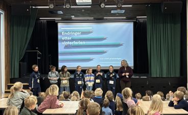 en gruppe mennesker på en scene