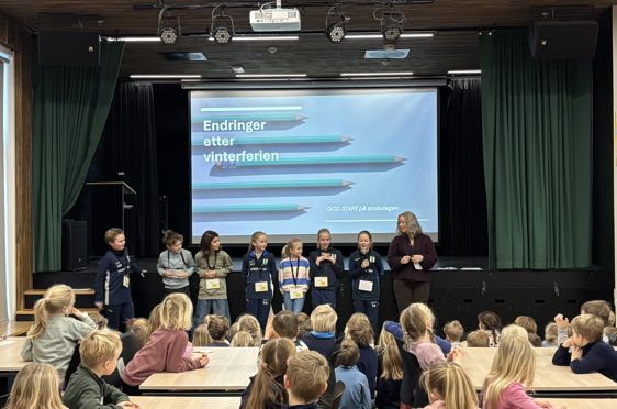 en gruppe mennesker på en scene