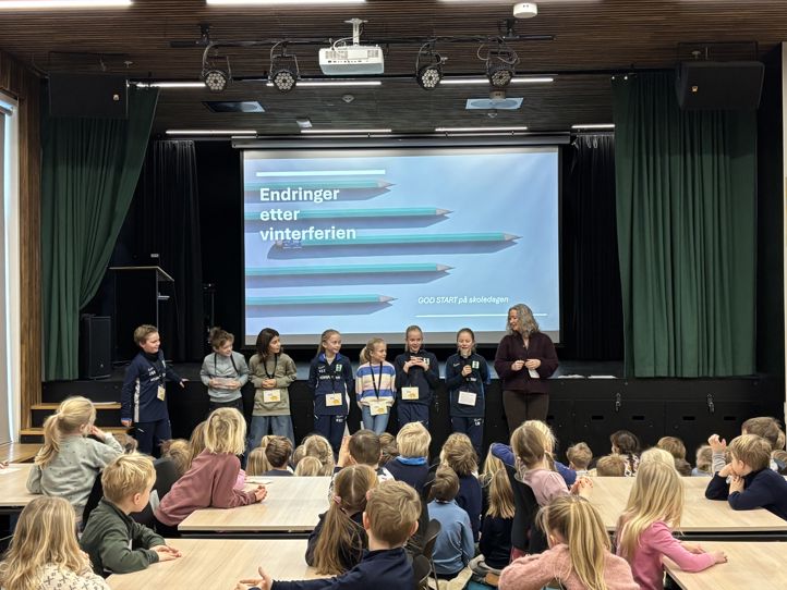 en gruppe mennesker på en scene