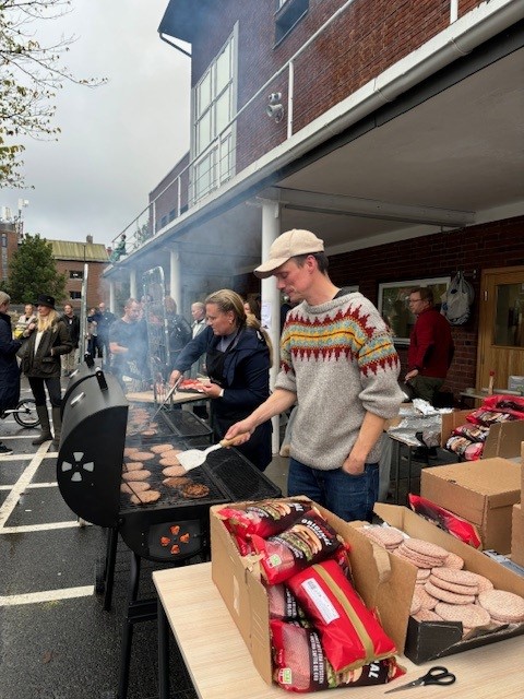 en person som selger mat på et gatemarked