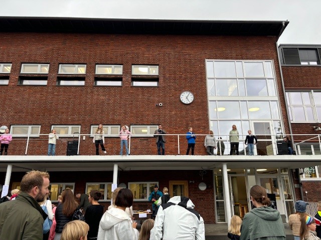 Skolen en gruppe mennesker på en scene