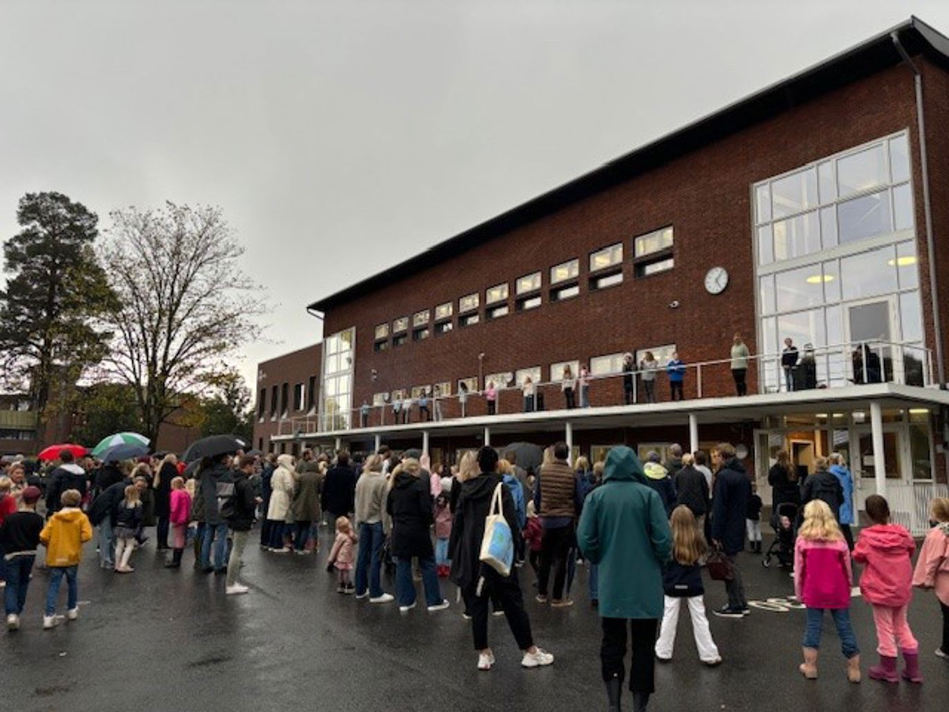 en gruppe mennesker i skolegården