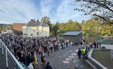 en gruppe mennesker som går på en gate