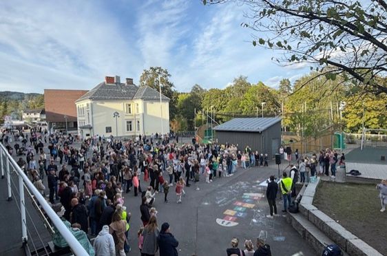 en gruppe mennesker som går på en gate