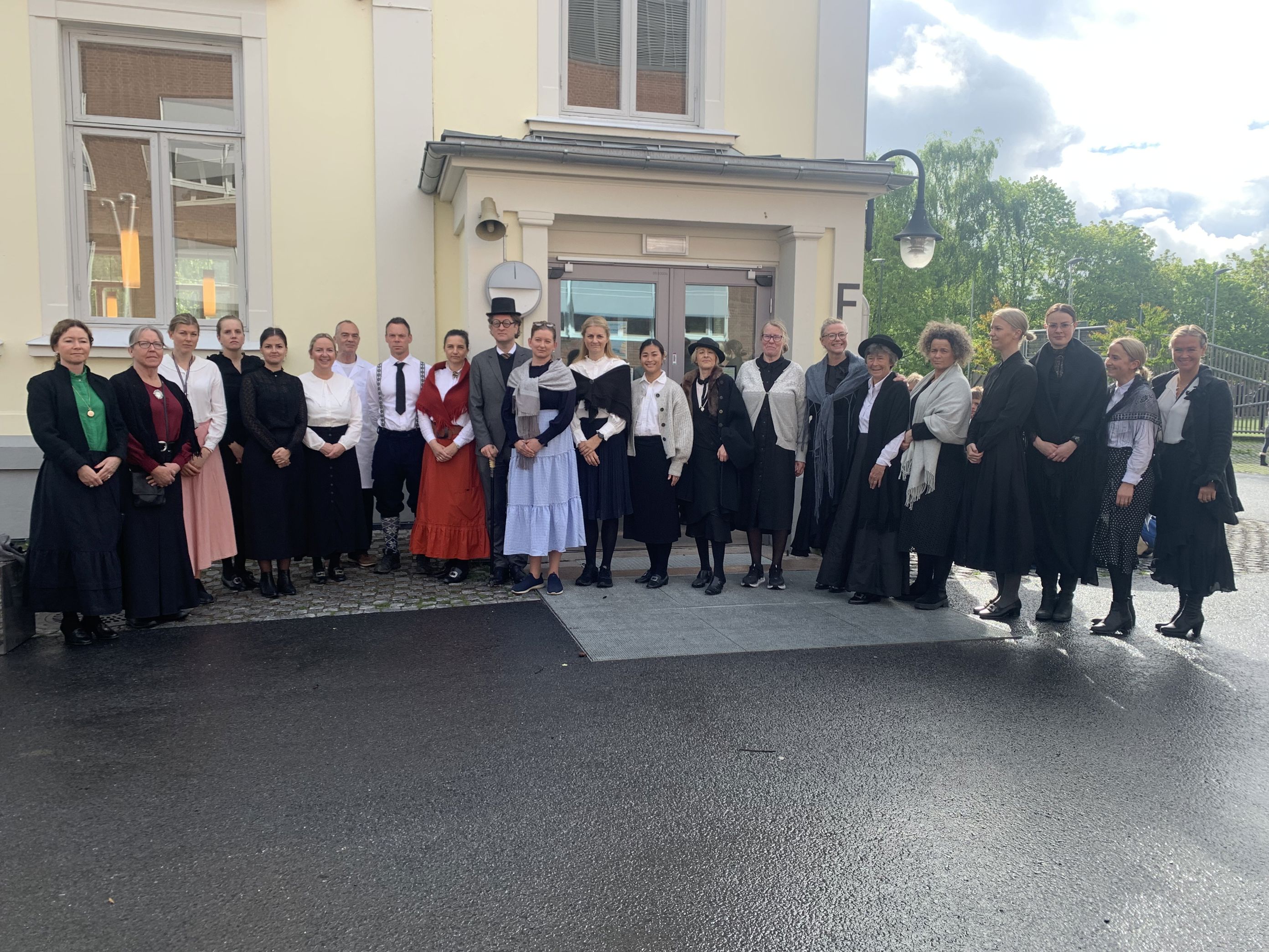 Foto: Lærerne i tidsriktige klær Lærerne