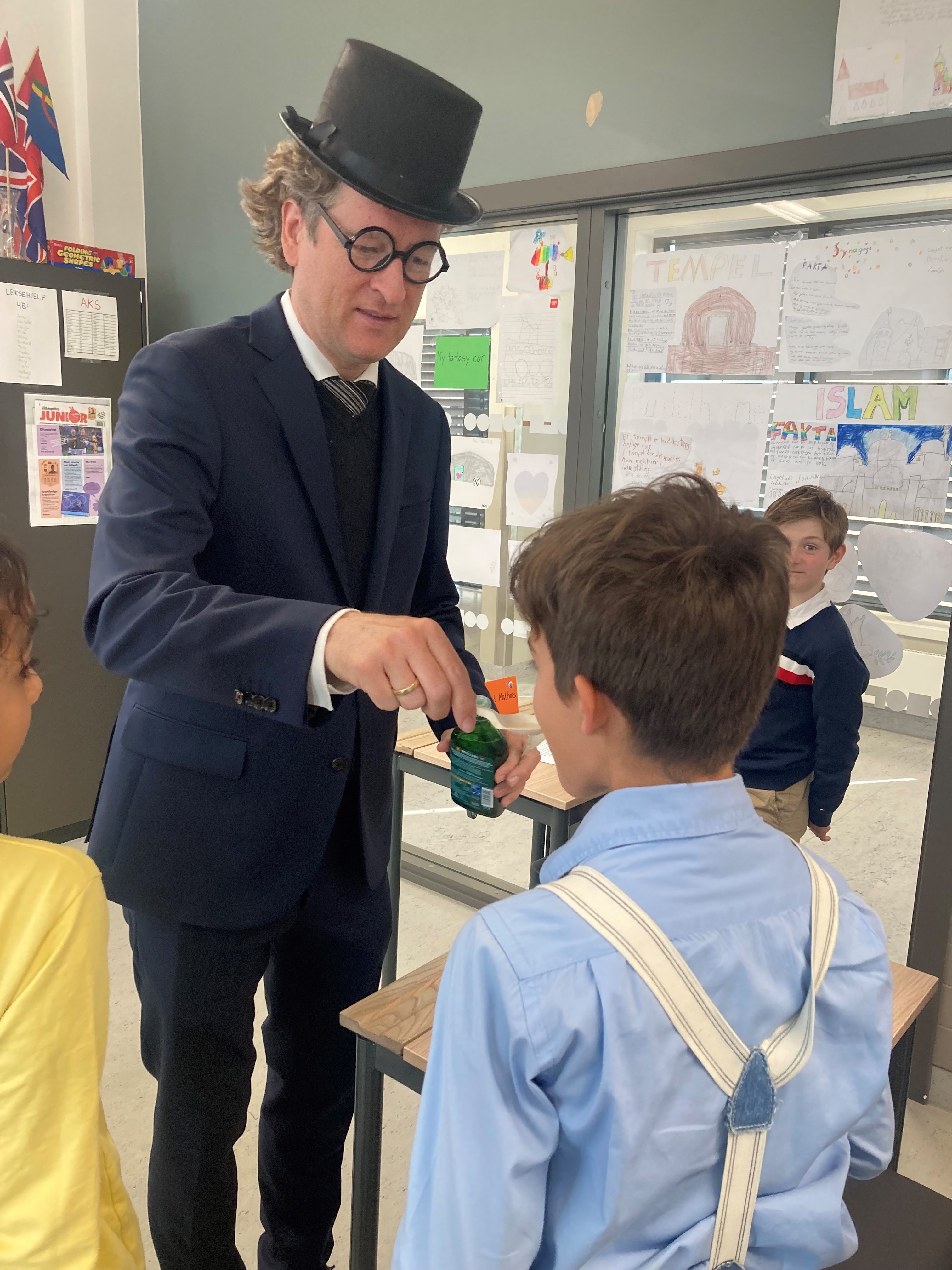 Rektor deler ut tran