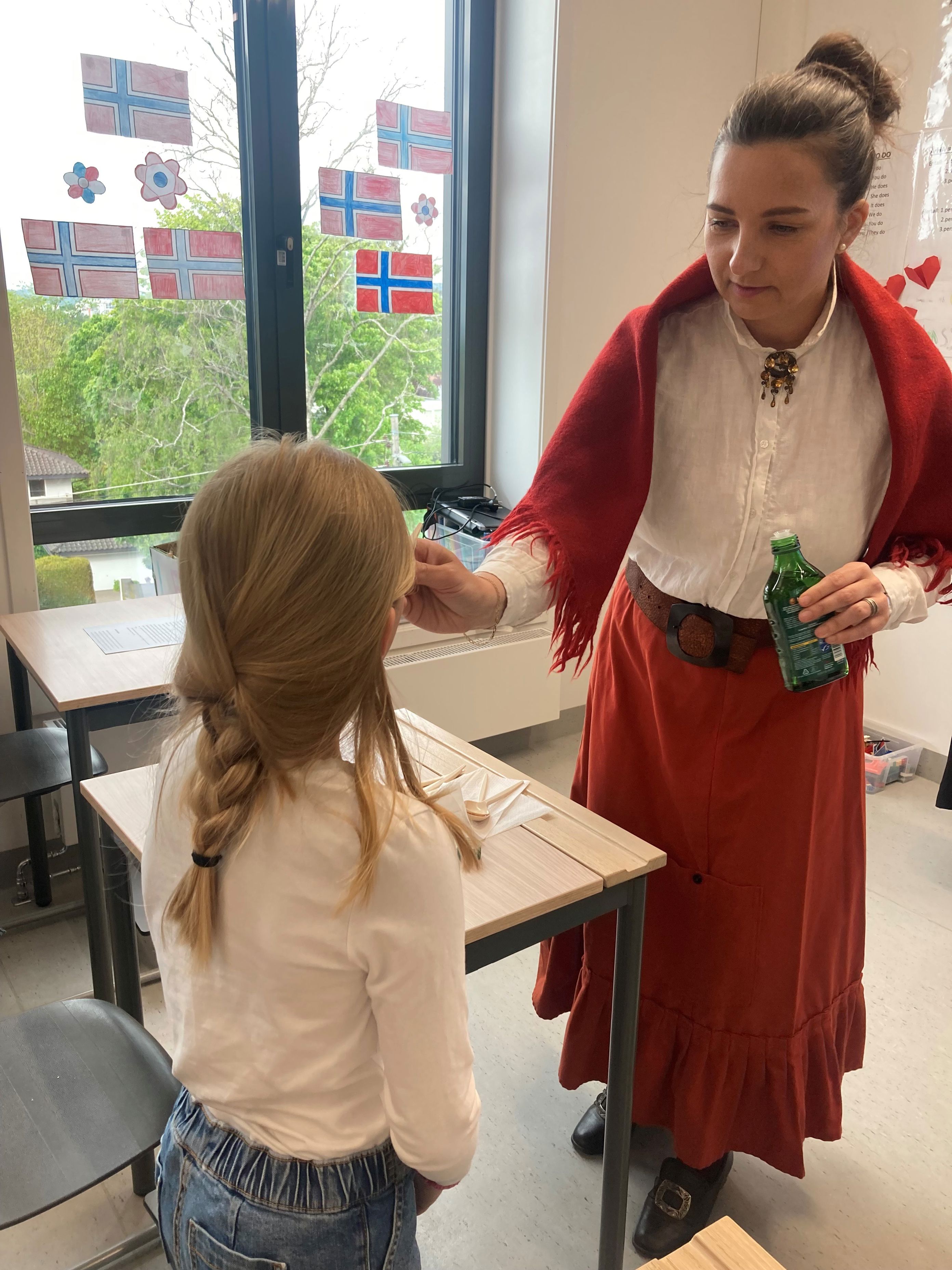 Foto: Mange flinke barn ville ha tran. Deler ut