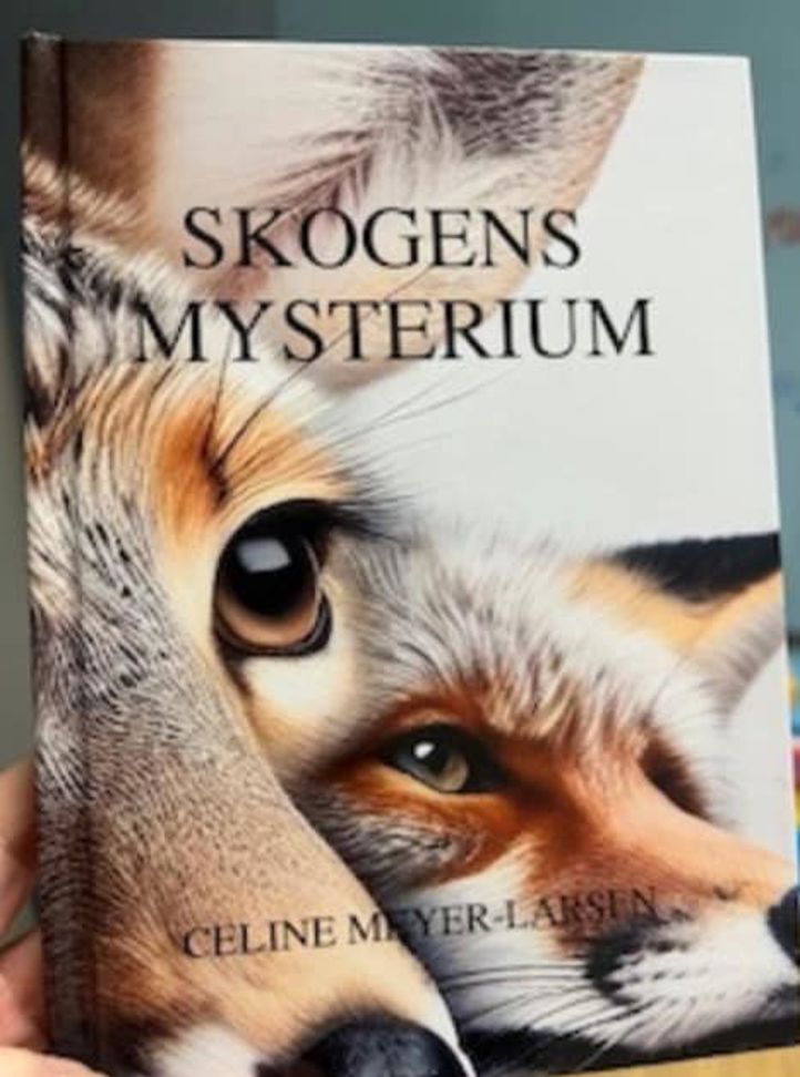 Bildet av forsiden av boken "Skogens Mysterium". Det er nærbildet av ansiktet til to rever.