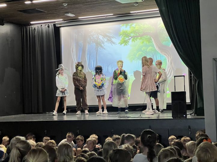 Foto: Grete Berset En gruppe barn spiller skuespill på en scene