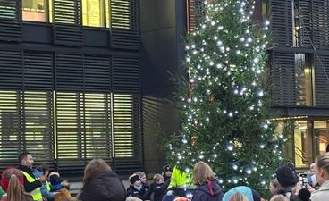 Foto: Slemdal skole En gruppe mennesker som sitter foran et juletre