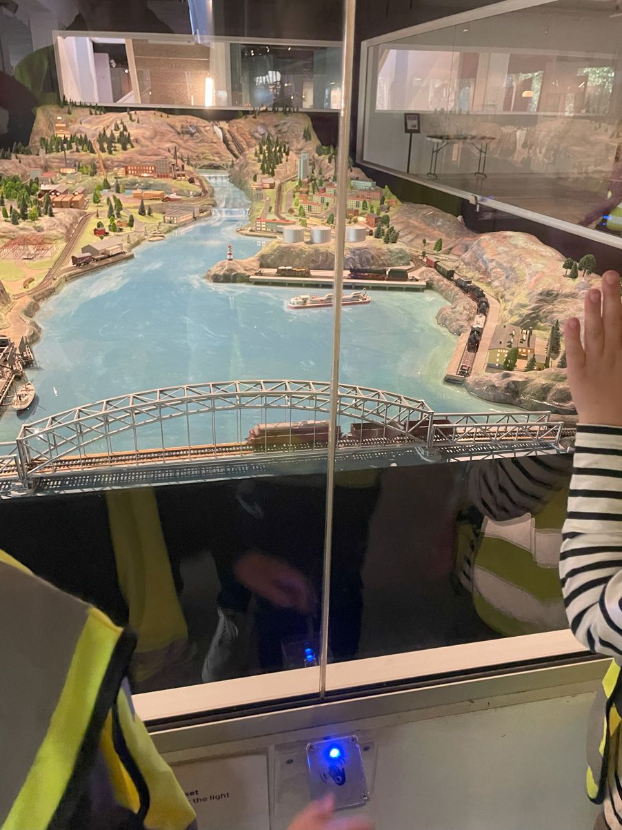 Foto: AKS en person som tar et bilde av et svømmebasseng