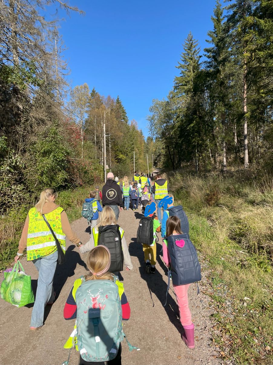 Foto: AKS En gruppe mennesker som går på en sti i skogen