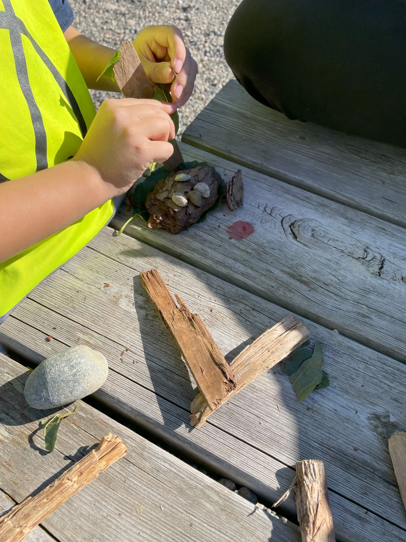 Foto: AKS en person som holder et trestykke