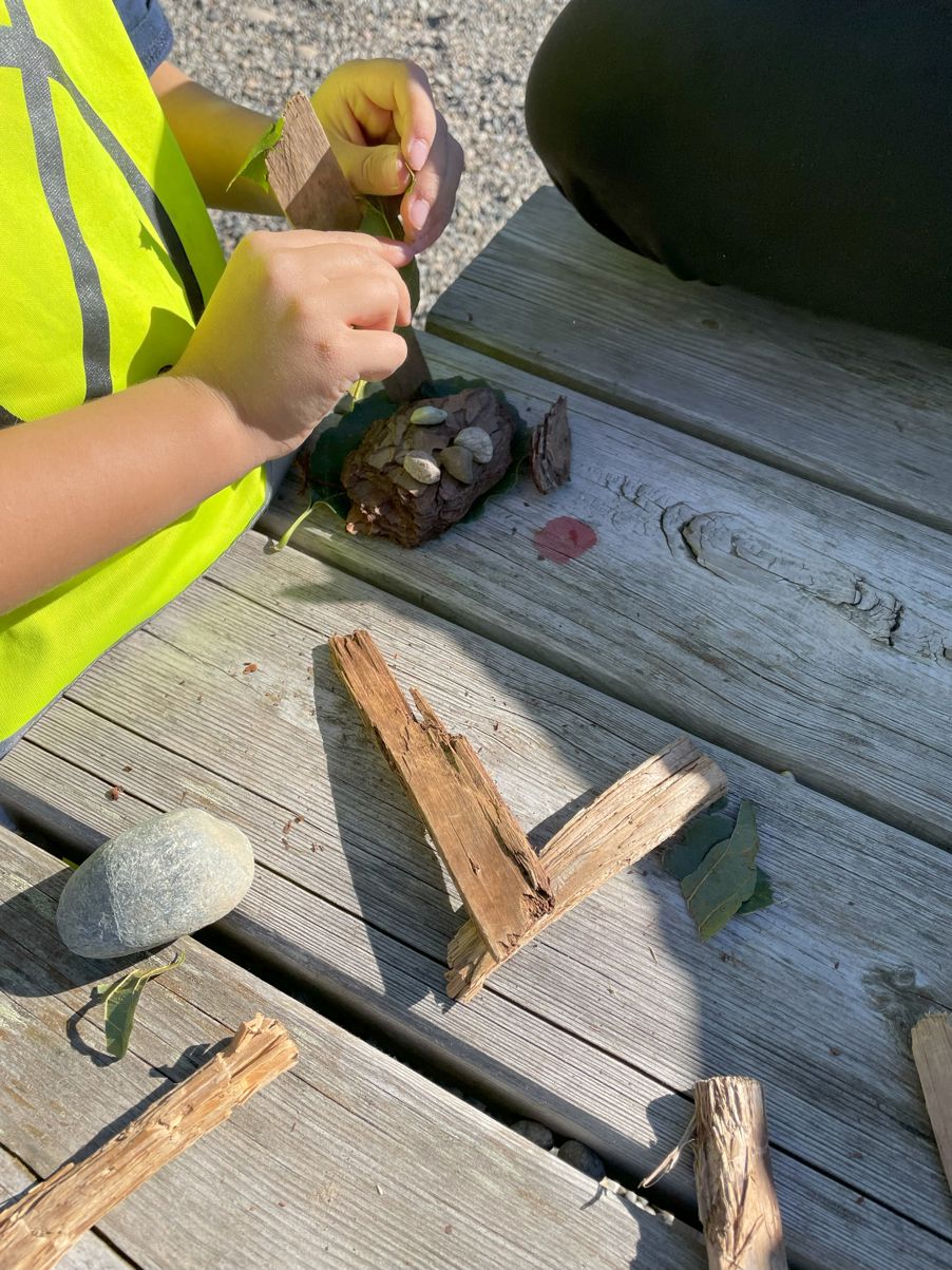 Foto: AKS en person som holder et trestykke