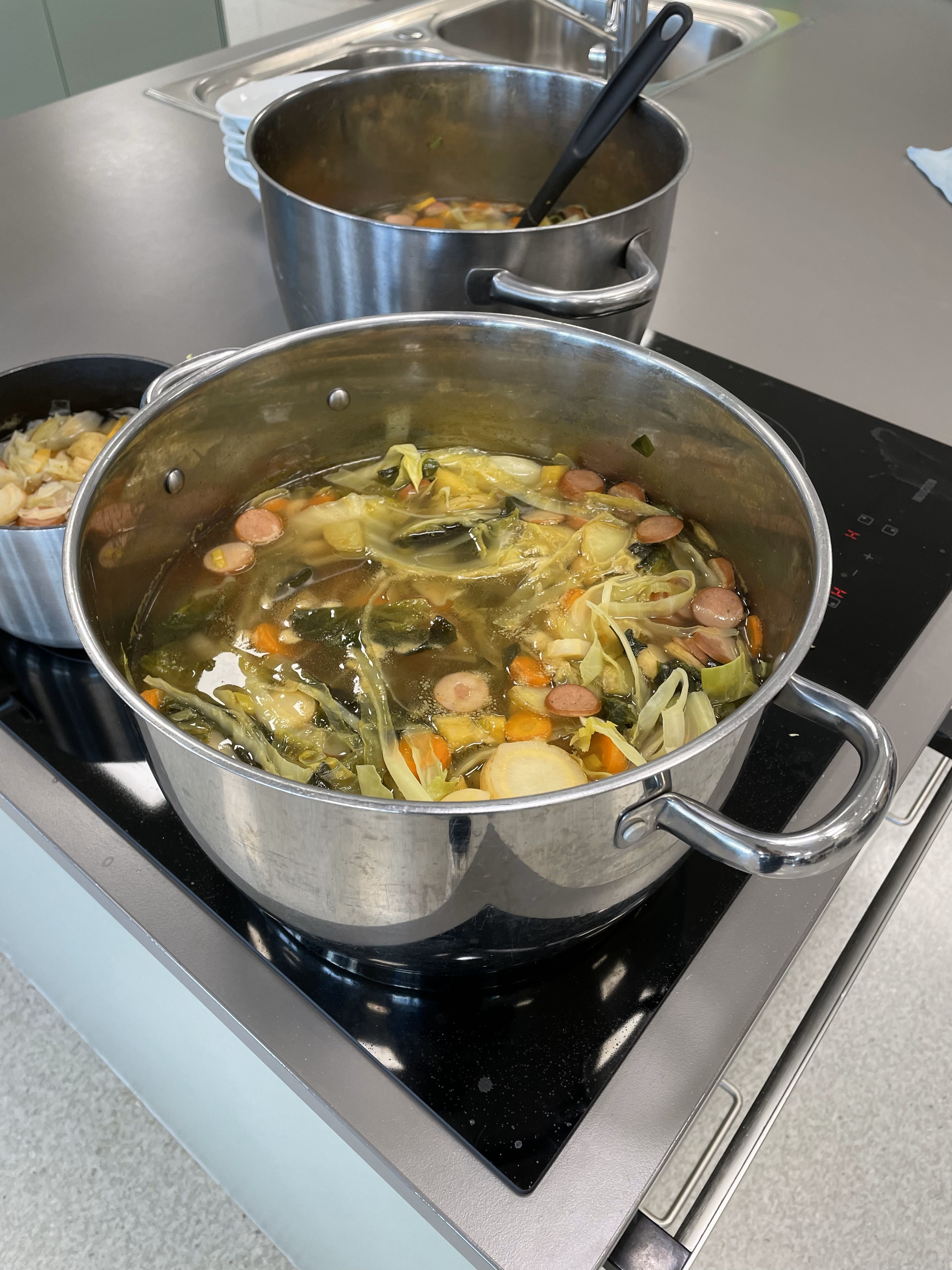 en gryte med mat på komfyren