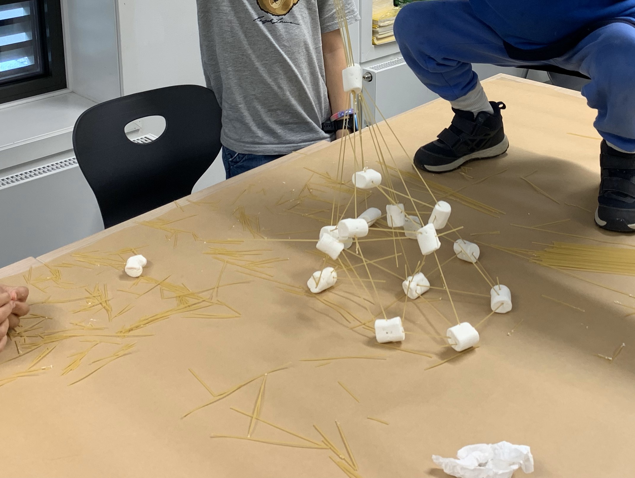 en person som leker med en leke