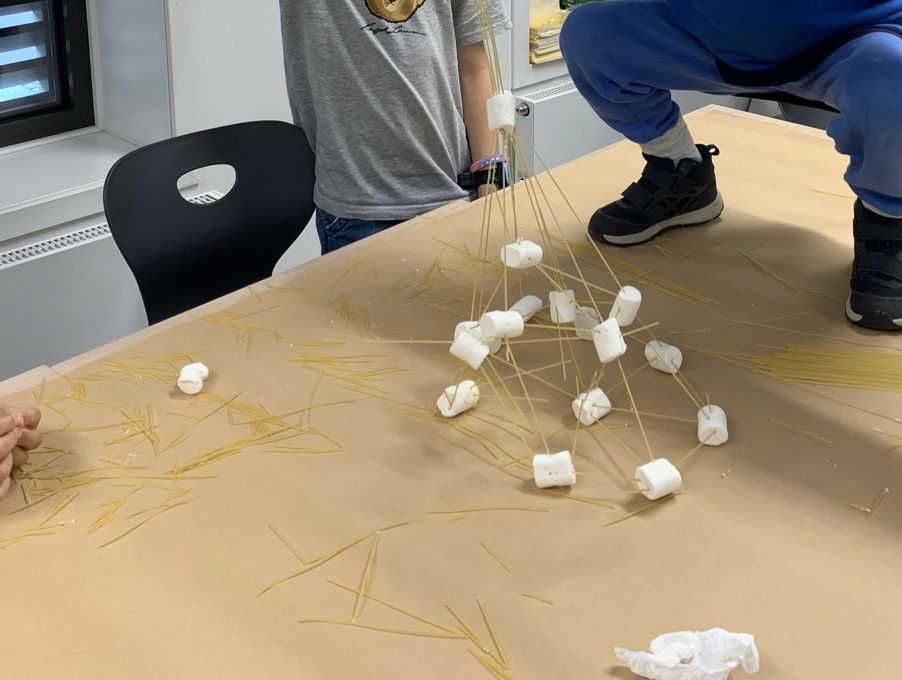 Foto: AKS en person som leker med en leke