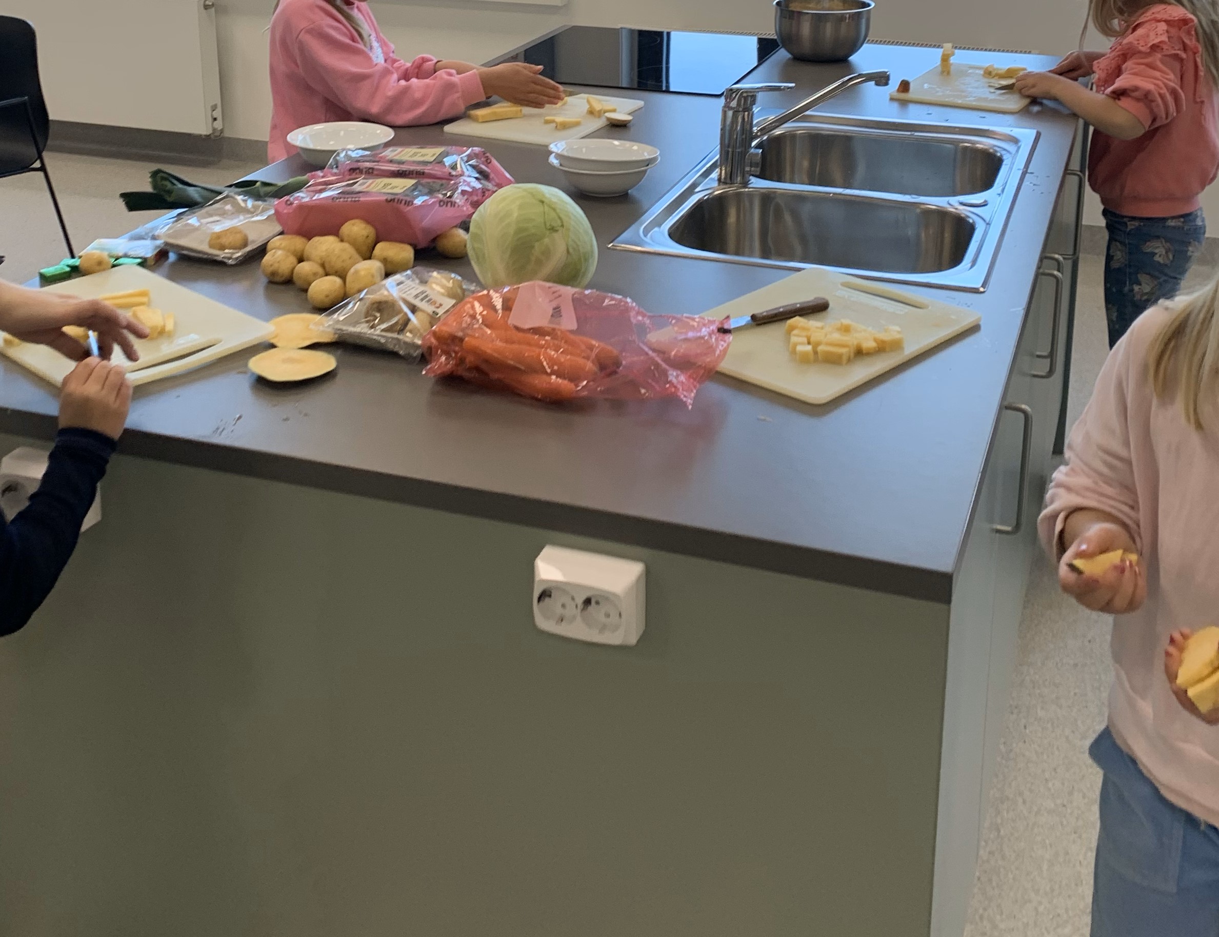 en gruppe mennesker som lager mat