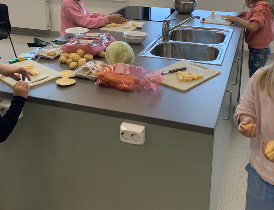 Foto: AKS en gruppe mennesker som lager mat