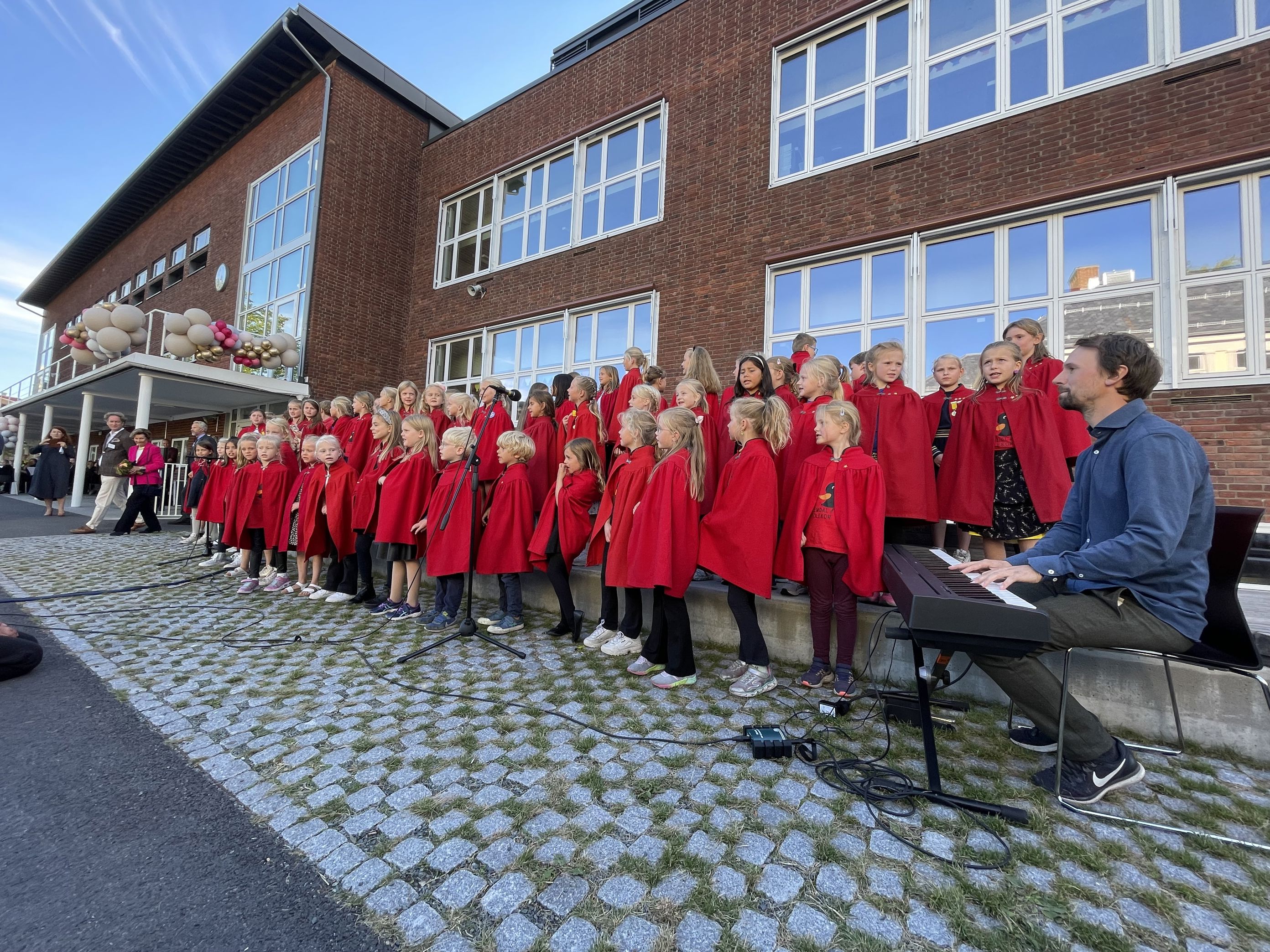Foto: Slemdal skolekor sang flott sang Lars Rasmussen