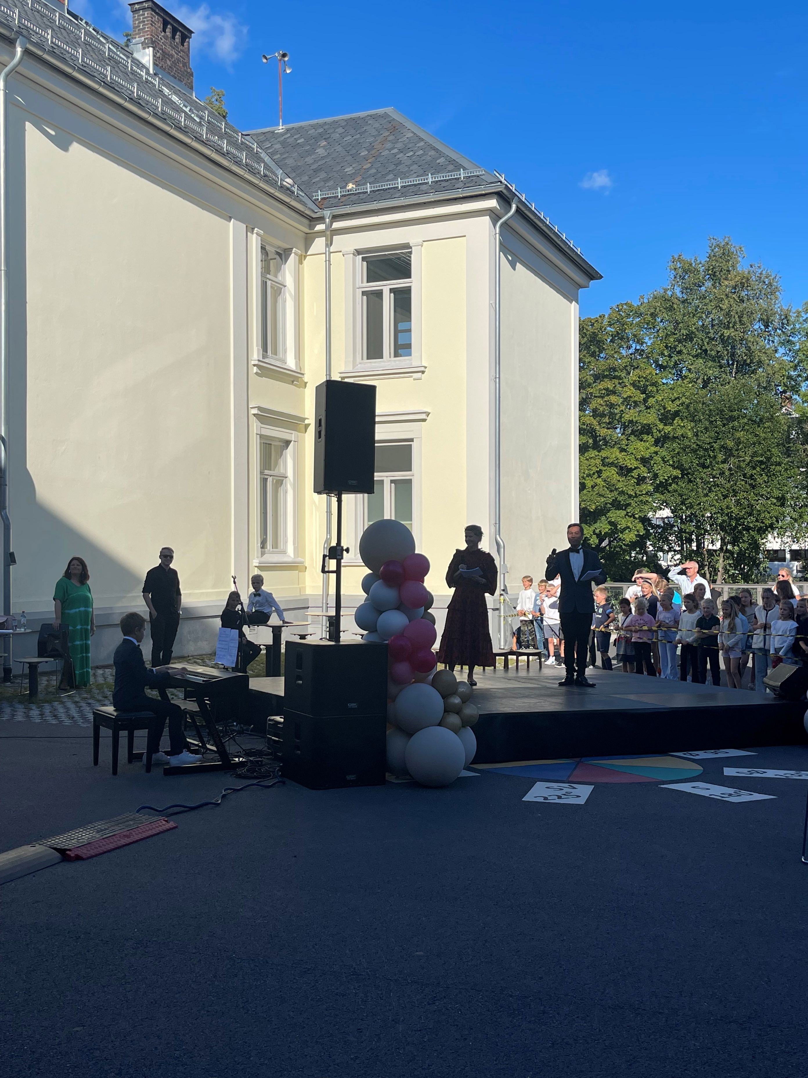 Foto: Christian Strand og Lise C. Raanaas Haavind ønsker velkommen Lars Rasmussen