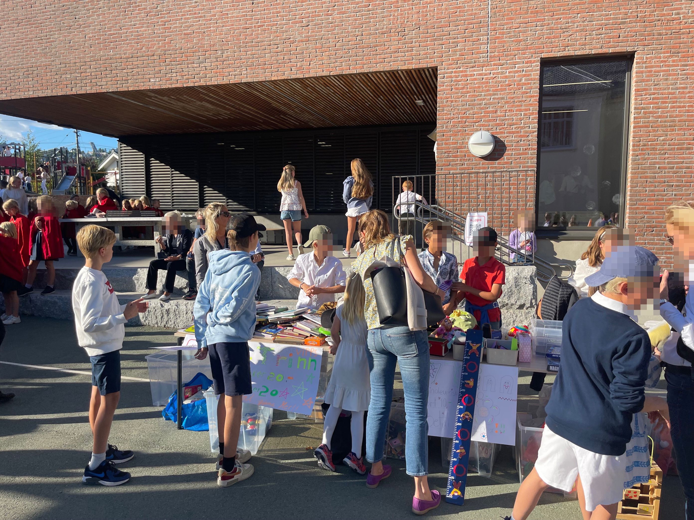 Foto: Flott innsats fra elever med å selge til innsamlingen Lars Rasmussen